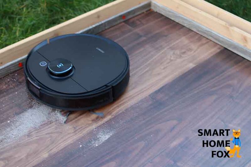 Der Ecovacs Deebot T9 AIVI reinigt Sand auf einem Hartboden